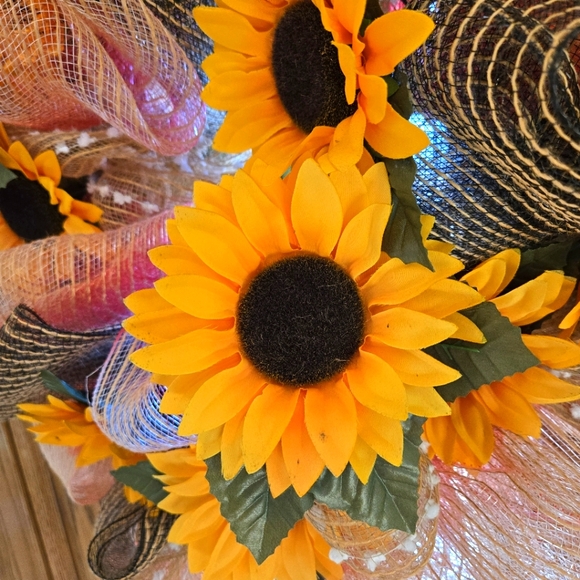 Handcrafted Spring, Summer, Everyday Sunflower Wreath, Shades of Burlap, 21" - Picture 4 of 8